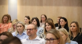 Zdjęcie przedstawia uczestników forum na Auli podczas Forum Pomocy Społecznej