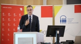 Zdjęcie przedstawia prelegenta na tle slajdu podczas Forum Pomocy Społecznej  