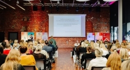 Uczestnicy konferencji siedzą na Sali wykładowej
